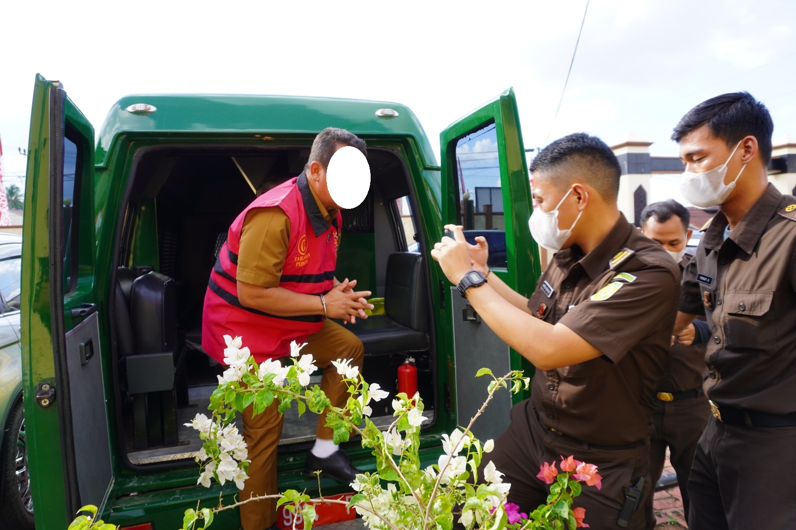 Kepala Disnakertrans Kubar RH ditahan Jaksa Kejari Kubar karena kasus dugaan korupsi pemasangan Kwh untuk masyarakat tak mampu. (IST)